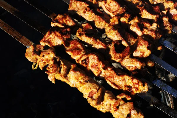 Kömürde kebap pişirmek. Metal şiş üstünde kızarmış et. Yukarıdan görüntüle
