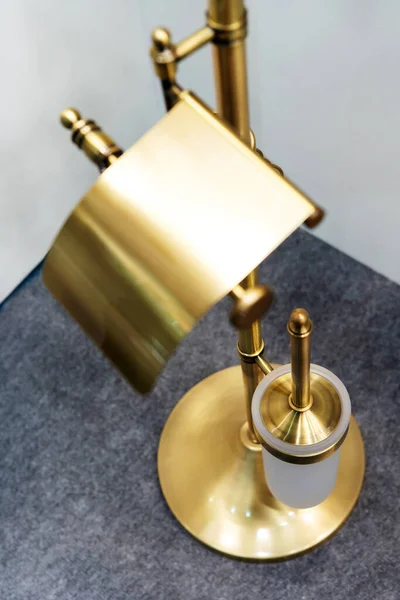 Szczotka Stylu Retro Fragment Wnętrza Toalety Złotymi Elementami Zbliżenie — Zdjęcie stockowe