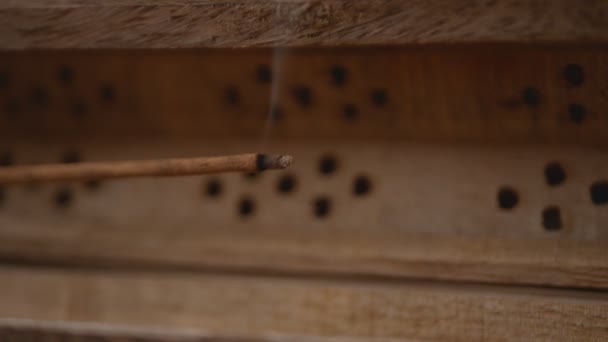 Fumée Coule Encens Bâtonnets Arôme Dans Une Boîte Bois Unique — Video