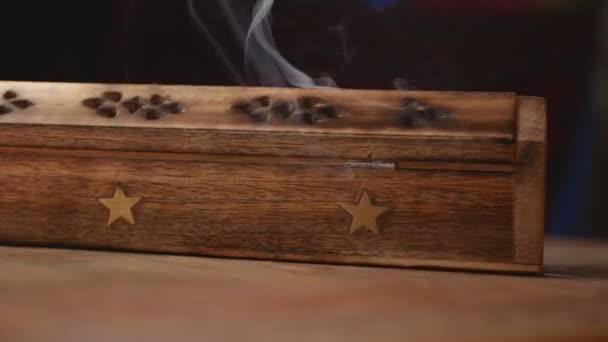 Unikátní Dřevěné Kadidlové Krabice Hvězdou Vytékají Obláčky Kouře Kouř Vychází — Stock video