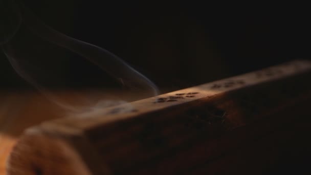 Дим Виходить Унікальної Дерев Яної Коробки Паління Палички Пальто Статична — стокове відео