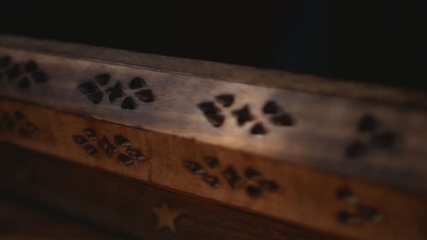 L'encens est fumé à partir d'une boîte en bois unique ouverte tourne dans le dark.ycle. Rotation dans le sens des aiguilles d'une montre. Concentre-toi sur la fumée. Fond noir.