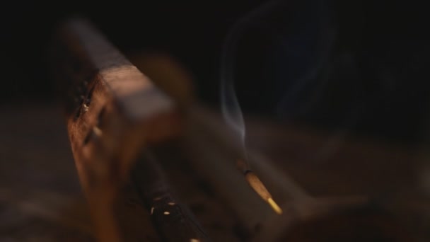 Στικ Είναι Καπνισμένο Από Ένα Ανοιχτό Μοναδικό Ξύλινο Κουτί Μισής — Αρχείο Βίντεο