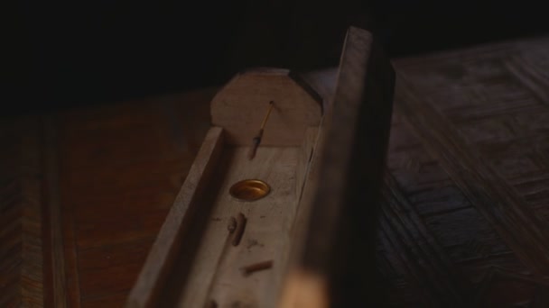 Bâton d'encens dans une boîte en bois ouverte unique, demi-tour. La boîte va dans l'obscurité. Focus sur le bien-être. Fond noir.