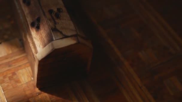 Unikalna Drewniana Skrzynka Kadzidła Obraca Się Drewnianym Stole Widok Góry — Wideo stockowe