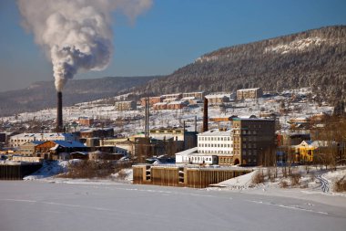 Ust-Kut, Aralık ayında, Lena Nehri'nin sol kıyısında. Binalar ve kurguları alanında Rechnikov, kışın eksi 40 derece santigrat. Termik santral Irkutsk bölgesinin kuzey gelen soğuk bir günde duman. Soğuk, Eko