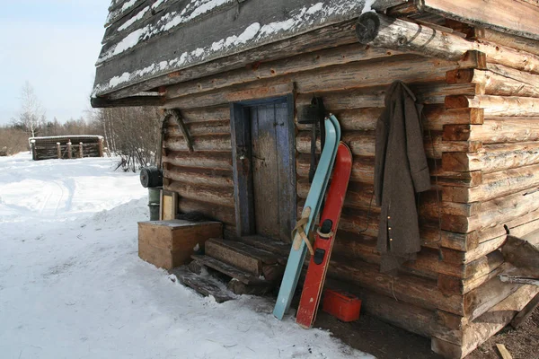 西伯利亚狩猎小屋在冬季与滑雪板在入口处 伊尔库茨克地区泰加木结构的立面 俄罗斯 — 图库照片