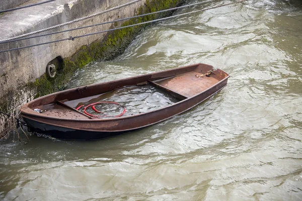 Влажная лодка в воде у берега. Европа . — стоковое фото