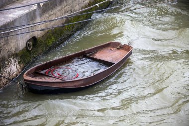 Kıyıya yakın suda tekne