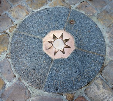 Fransız sıfır kilometre - Fransız yollarının sıfır veya başlangıç noktası;