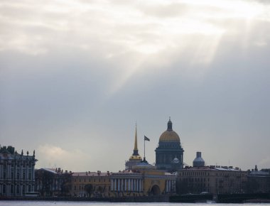 Neva dolgu üzerinde kış güneşi ışınları.