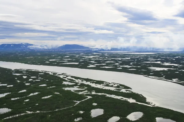 Tundra, jeziora i rzeki pośród dymu i rur — Zdjęcie stockowe