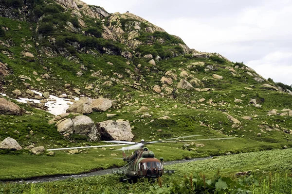 Helicóptero militar en estacionamiento en las montañas — Foto de Stock