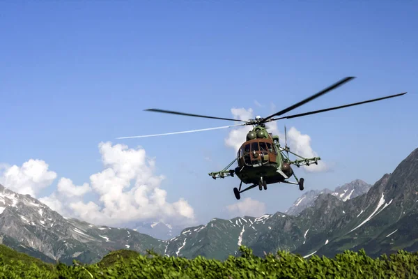 Helicóptero militar sobre las montañas del Cáucaso . — Foto de Stock