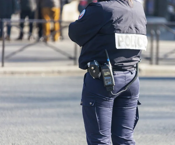 Paris'te bir sokakta polis kamu düzenini kontrol eder