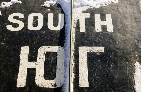 Kar yağışı sonrası güneye metal işaretçi — Stok fotoğraf