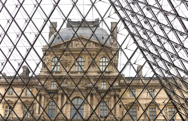 Palazzo del Louvre attraverso la superficie della piramide — Foto Stock