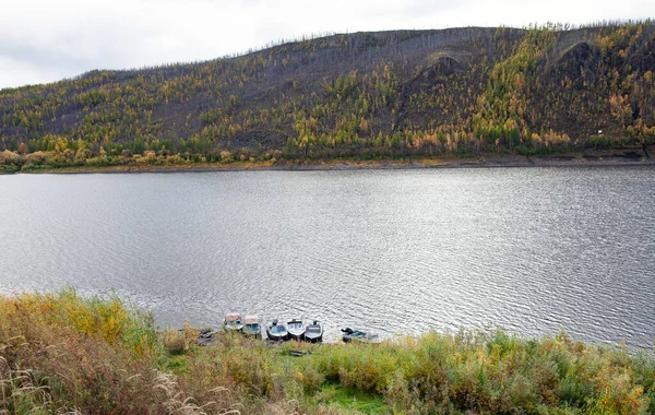 波德卡门纳亚通古斯卡河和汽艇靠岸 靠近Tura村的西伯利亚泰加和通古斯卡河岸 — 图库照片