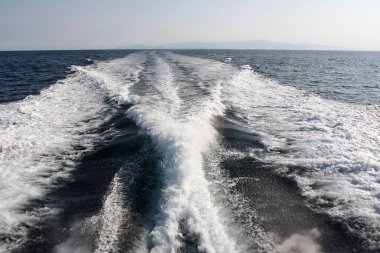 Köpük, sprey ve hızlı bir yattan gelen dalgaların üzerinde ters bir iz. Geminin arkasındaki patika. Sürat teknesinin vidalarının izi.. 