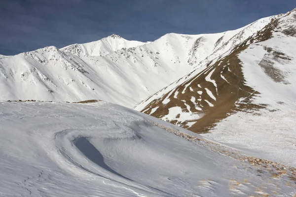 Mountain Landscape Snow Covered Slopes Sharp Peaks Blue Clear Sky — Stock Photo, Image