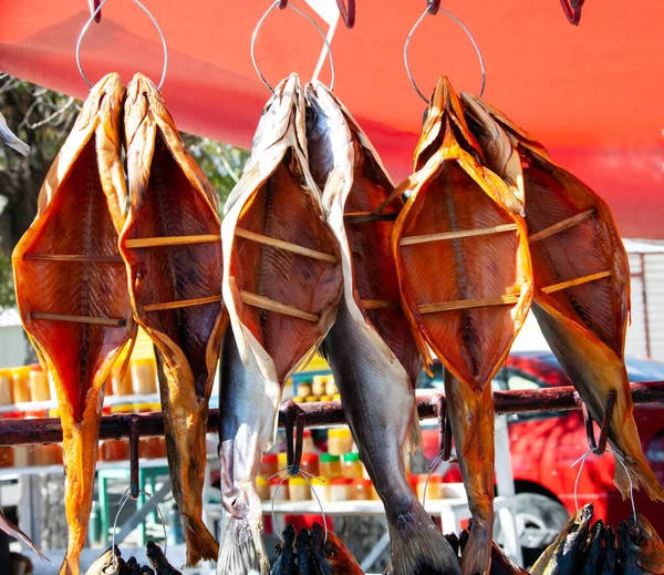 干物は市場のカウンターの上にぶら下がっている 乾燥塩魚はキルギスタンの村のカウンターで販売するために準備されています アジアのイシク — ストック写真