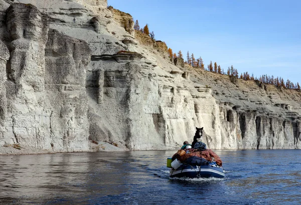 Boot Met Vracht Hond Siberische Rivier Landschap Met Een Zwarte — Stockfoto