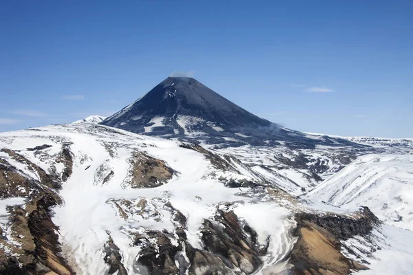 View Correct Cone Karymsky Volcano Spring Snowfall Geothermal Activity Slopes — Stock Photo, Image