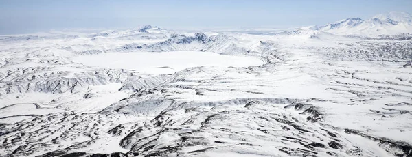 Pohled Kráter Jezera Karymskoe Strany Sopky Karymskaya Sopka Začátku Května — Stock fotografie
