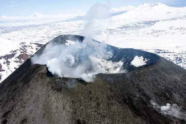当乘坐直升机飞行时 活火山的口 冒着烟和蒸汽 堪察加半岛Karymskaya Sopka火山顶部和火山口 — 图库照片