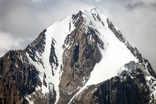 Montagna Con Ripide Scogliere Ricoperte Neve Ghiaccio Triangolo Affilato Una — Foto Stock