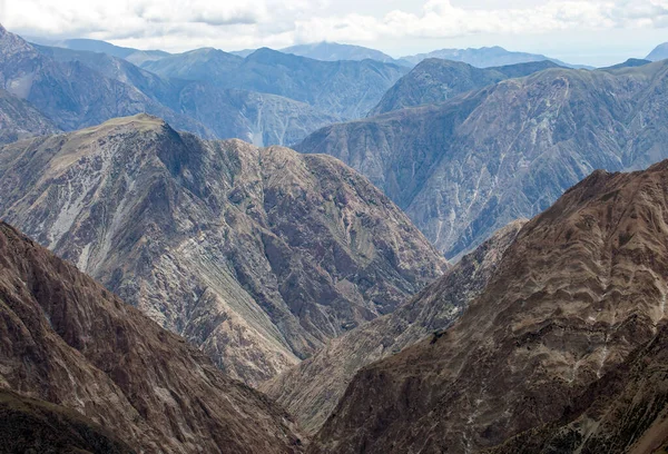 Dağ Manzarası Kayalar Geçitler Dik Yamaçlarla Dolu Sonbaharda Karmaşık Bir — Stok fotoğraf