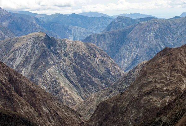 Vista Paisagem Montanhosa Com Uma Pilha Rochas Desfiladeiros Encostas Íngremes — Fotografia de Stock