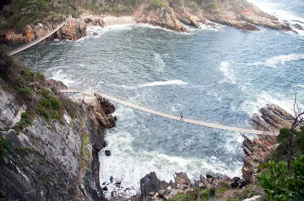 Pontes Pedestres Suspensas Sobre Falésias Baías Parque Tsitsikama Silhuetas Turistas — Fotografia de Stock