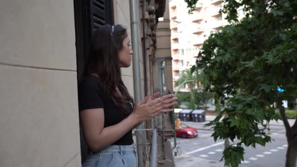 Jovem Espanhola Aplaudindo Varanda Seu Apartamento Apoio Aos Serviços Saúde — Vídeo de Stock