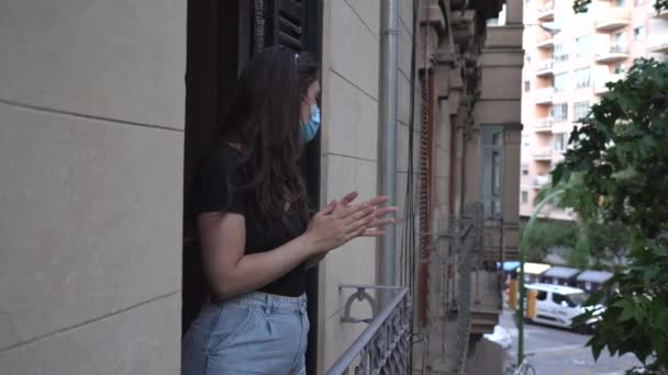 Niña Española Aplaudiendo Desde Balcón Apartamento Apoyo Los Servicios Sanitarios — Vídeos de Stock
