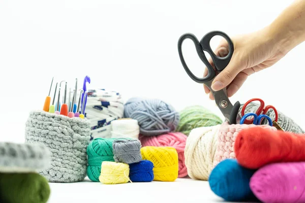 Vrouw Hand Met Een Schone Huid Pick Schaar Van Naaiset — Stockfoto