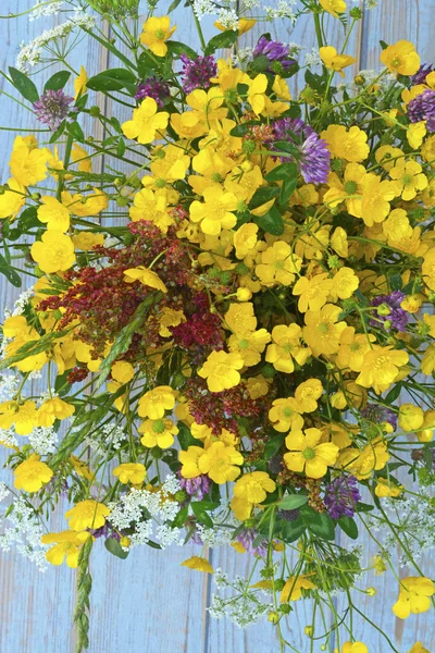 Feldblumenstrauß Mit Gelben Ranunkeln Auf Einem Hölzernen Hintergrund — Stockfoto