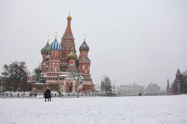 Moskova / Rusya - 17 Şubat 2017: Saint Basil Katedrali Rusya 'nın çok önemli simgesel simgesidir ve dünya çapında turistlerle ünlüdür. Kremlin Sarayı yakınlarındaki Kızıl Meydan 'da.