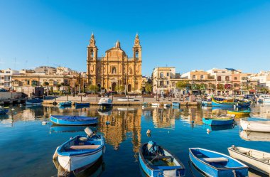 Sliema, Malta 'da kilise ve balıkçı tekneleri