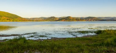 Yazın erken saatlerinde Fransa 'nın Occitania kentindeki Herault' da Lac du Salagou 'nun hava manzarası