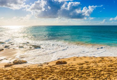 Günün sonunda Saint Martin adasında Maho Plajı