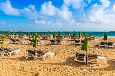 Karayipler 'deki Fransız Batı Hint Adaları' ndaki Saint Martin 'de Orient Körfezi Sahili