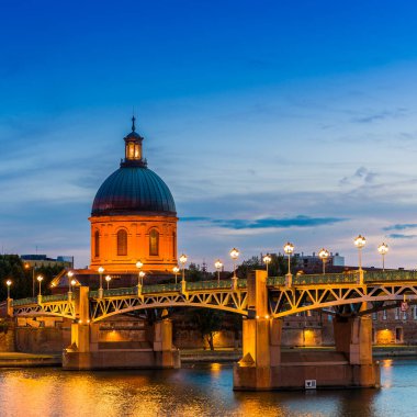 Fransa 'nın Occitanie kentindeki Haute-Garonne, Toulouse' daki Garonne 'da gece vakti La Grave ve Pont Saint Pierre' in kubbesi.