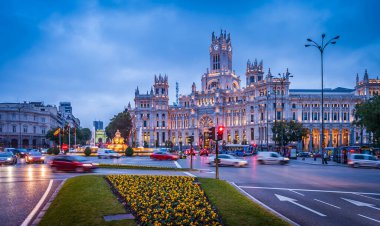 Plaza de Cibeles ve Madrid, İspanya 'daki yeni belediye binası.
