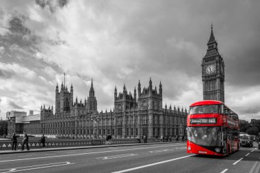 Parlamento binaları ve bir otobüs, İngiltere 'de Londra.