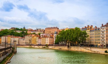 Fransa 'nın Auvergne-Rhone-Alpes kentindeki Rhne' de, Lyon 'daki Saone rıhtımları.