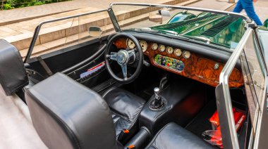 Eski bir arabanın iç ve ön paneli