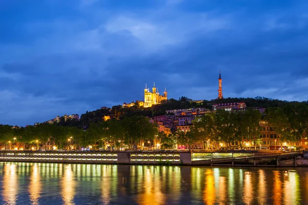 Fransa 'nın Auvergne-Rhone-Alpes şehrinde, Lyon' daki Saone Nehri kıyısında.