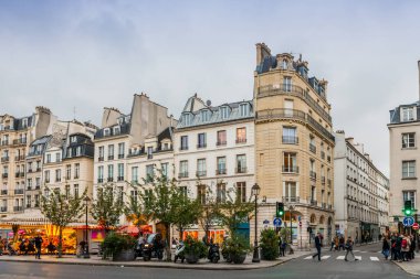 Fransa 'nın Ile de France şehrinde, Paris' te Saint Antoine Caddesi.