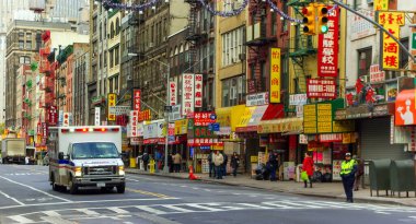 Ambulans Amerika 'da, New York' ta Çin Mahallesi 'nde bir sokakta seyahat ediyor.